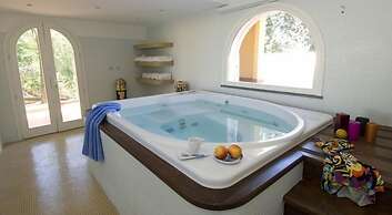 Exclusive Luxury Villa with Pool and Spa