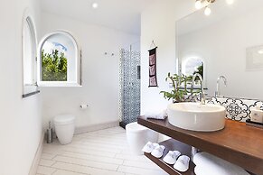 Exclusive Luxury Villa with Pool and Spa