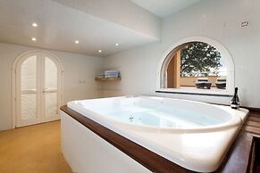 Exclusive Luxury Villa with Pool and Spa