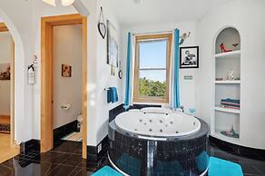Starlight Tower Suite 1 Bedroom With Stunning Views 1 Villa by RedAwni