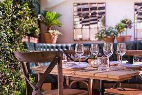 2 Bed - Very Convenient Location - South Terrace