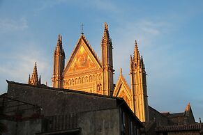The Window on the Cathedral - Studio Apartment