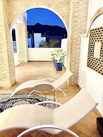 MONDRIAN Luxury Suites & Villas