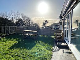 Captivating 2-bed Villa in Millendreath Near Looe