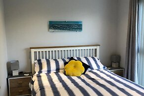 2 Bed Villa Sleeps 4 - Wifi, Garden, Sea Views