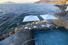 Beachfront Villa Sorrento & private sea access