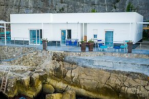 Beachfront Villa Sorrento & private sea access