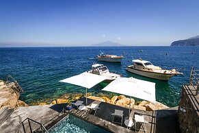 Beachfront Villa Sorrento & private sea access