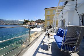 Beachfront Villa Sorrento & private sea access