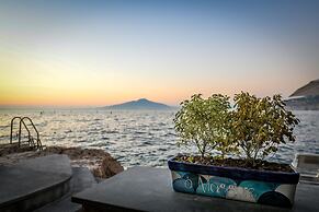 Beachfront Villa Sorrento & private sea access