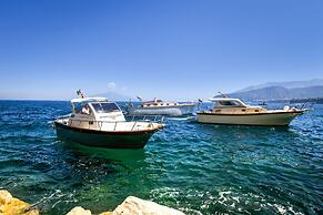 Beachfront Villa Sorrento & private sea access