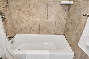 Waikiki Banyan Condo With Panoramic 37th Floor Ocean Views by Koko Res