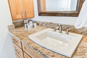 Waikiki Banyan Condo With Panoramic 37th Floor Ocean Views by Koko Res