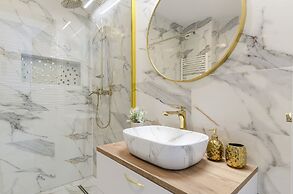 Lumina apartment on Drewnowska