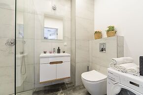 Lumina apartment on Drewnowska