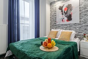 Lumina apartment on Drewnowska