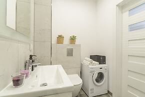 Lumina apartment on Drewnowska