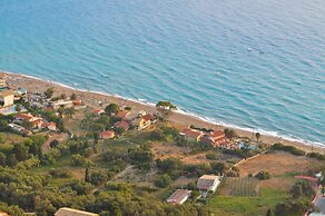 Beachfront Holiday Houses Yannis on Agios Gordios Beach