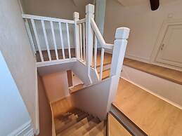 Spacious And Modern 3-bedroom Near Center, Free Parking