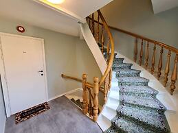 Spacious And Modern 3-bedroom Near Center, Free Parking