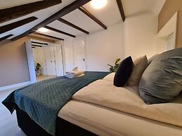 Spacious And Modern 3-bedroom Near Center, Free Parking