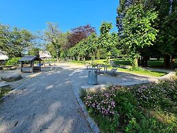 Spacious And Modern 3-bedroom Near Center, Free Parking