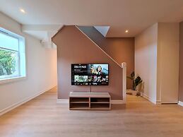 Spacious And Modern 3-bedroom Near Center, Free Parking