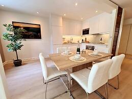 Bright And Modern Apartment Near Center, 85 M2, Fully Equipped, Free P