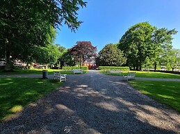 Bright And Modern Apartment Near Center, 85 M2, Fully Equipped, Free P