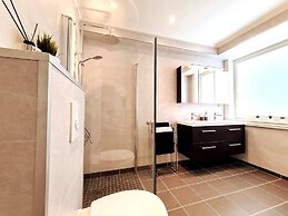 Bright And Modern Apartment Near Center, 85 M2, Fully Equipped, Free P