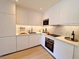 Bright And Modern Apartment Near Center, 85 M2, Fully Equipped, Free P