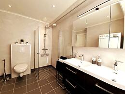 Bright And Modern Apartment Near Center, 85 M2, Fully Equipped, Free P