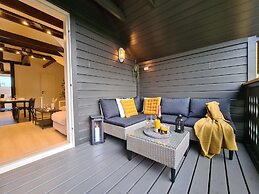 Beautiful Penthouse Near Center, 2-bedroom, Balcony and Free Parking