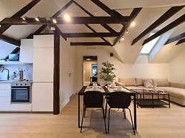 Beautiful Penthouse Near Center, 2-bedroom, Balcony and Free Parking