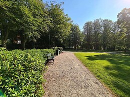 Beautiful Penthouse Near Center, 2-bedroom, Balcony and Free Parking