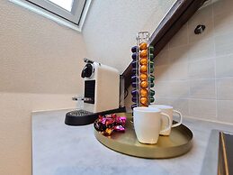 Beautiful Penthouse Near Center, 2-bedroom, Balcony and Free Parking