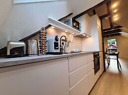 Beautiful Penthouse Near Center, 2-bedroom, Balcony and Free Parking