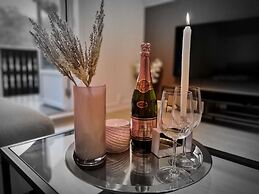 Beautiful Penthouse Near Center, 2-bedroom, Balcony and Free Parking