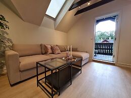 Beautiful Penthouse Near Center, 2-bedroom, Balcony and Free Parking