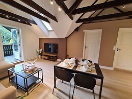 Beautiful Penthouse Near Center, 2-bedroom, Balcony and Free Parking