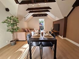 Beautiful Penthouse Near Center, 2-bedroom, Balcony and Free Parking