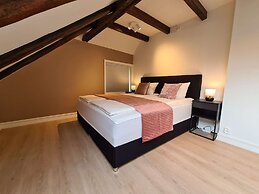 Beautiful Penthouse Near Center, 2-bedroom, Balcony and Free Parking