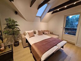 Beautiful Penthouse Near Center, 2-bedroom, Balcony and Free Parking