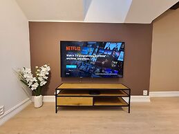 Beautiful Penthouse Near Center, 2-bedroom, Balcony and Free Parking