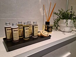 Beautiful Penthouse Near Center, 2-bedroom, Balcony and Free Parking