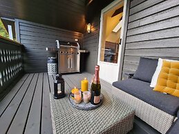 Beautiful Penthouse Near Center, 2-bedroom, Balcony and Free Parking