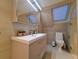 Beautiful Penthouse Near Center, 2-bedroom, Balcony and Free Parking