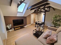 Beautiful Penthouse Near Center, 2-bedroom, Balcony and Free Parking