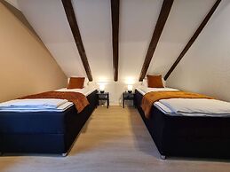 Beautiful Penthouse Near Center, 2-bedroom, Balcony and Free Parking