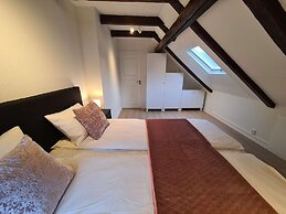 Beautiful Penthouse Near Center, 2-bedroom, Balcony and Free Parking